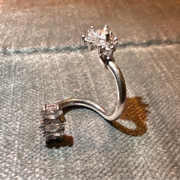 Pagoda Crystal Belly Button Ring - Picture 5 of 16